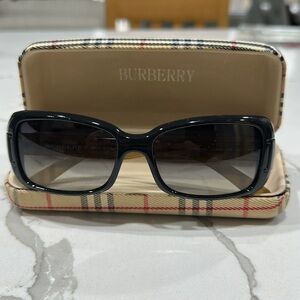 Burberry sunglasses💛